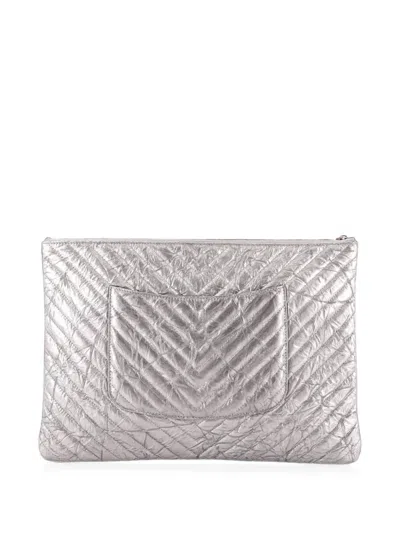 Pre-owned Chanel O Case Chevron Crumpled Metallic Patent Large Clutch Bag In Silver