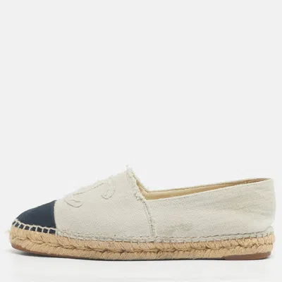 Pre-owned Chanel Off Cream/black Canvas Cc Cap Toe Espadrille Flats Size 39 In White