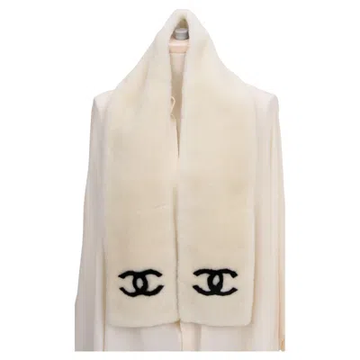 Pre-owned Chanel Off White Shearling Logo Scarf