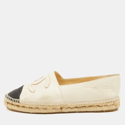 Pre-owned Chanel Off White/black Leather And Canvas Cc Cap Toe Espadrille Flats Size 38
