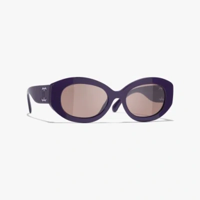 Chanel Oval Sunglasses In Black