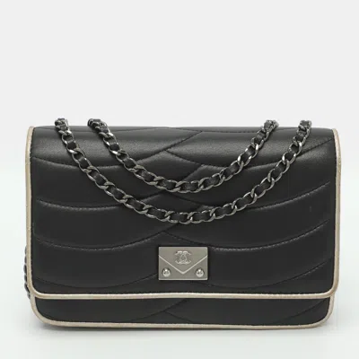 Pre-owned Chanel Pagoda Black Leather Wallet On Chain