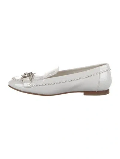Pre-owned Chanel Patent Leather Chain-link Accents Loafers In White