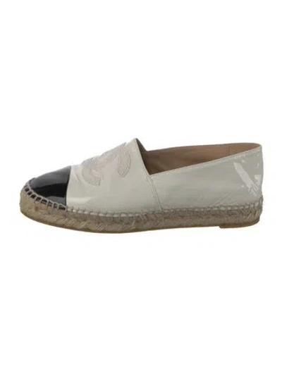 Pre-owned Chanel Patent Leather Colorblock Pattern Espadrilles In White