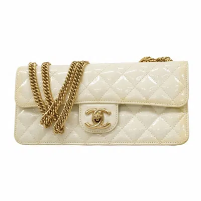 Pre-owned Chanel Patent Leather Shoulder Bag () In White