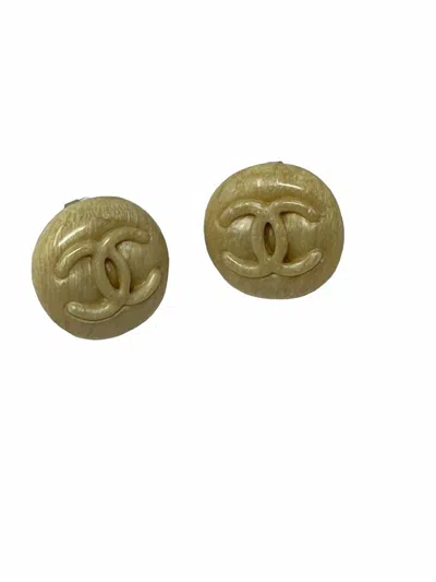 Pre-owned Chanel Pre-loved Vintage Resin Button Clip Earrings 1996 In Cream In White