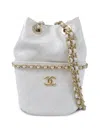 Chanel 퀼팅 버킷 백 In White