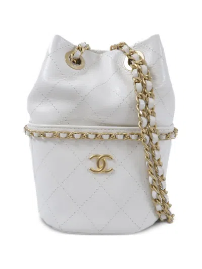 Chanel 퀼팅 버킷 백 In White