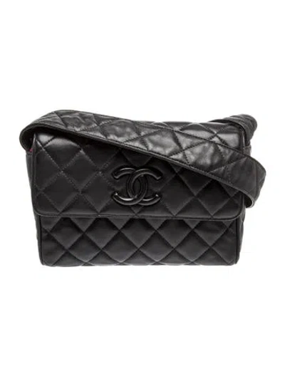 Pre-owned Chanel Quilted Cc Messenger Bag In Black