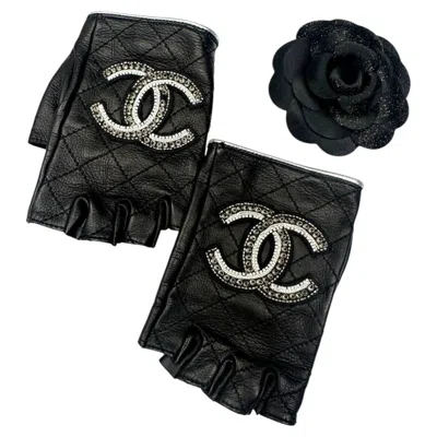Pre-owned Chanel Quilted Lambskin Cc Fingerless Gloves - Black
