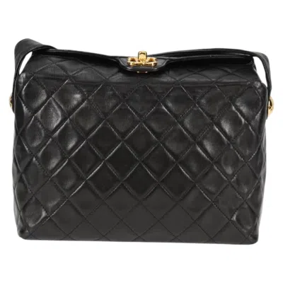 Pre-owned Chanel Quilted Leather Shoulder Bag () In Black