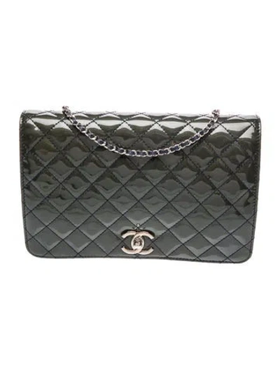 Pre-owned Chanel Quilted Patent Leather Clutch In Gray
