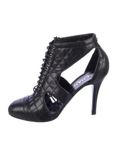 Pre-owned Chanel Quilted Pattern Leather Pumps In Black