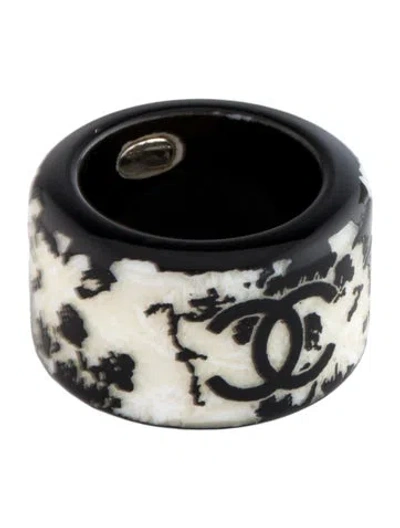 Pre-owned Chanel Resin Carved Cc Band Ring In Multi