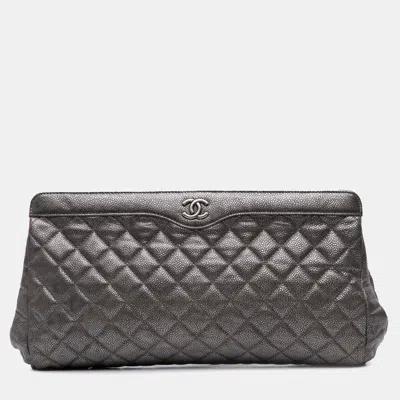 Pre-owned Chanel Silver Cc Quilted Metallic Caviar Clutch
