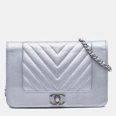 Pre-owned Chanel Silver Chevron Quilted Metallic Lambskin Mademoiselle Wallet On Chain