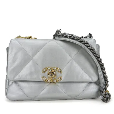 Pre-owned Chanel Silver Leather Shoulder Bag ()
