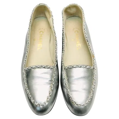 Pre-owned Chanel Silver Metallic Lambskin With Silver Hardware Chain Flats In Sand