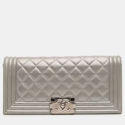 Pre-owned Chanel Silver Quilted Lambskin Boy Flap Clutch