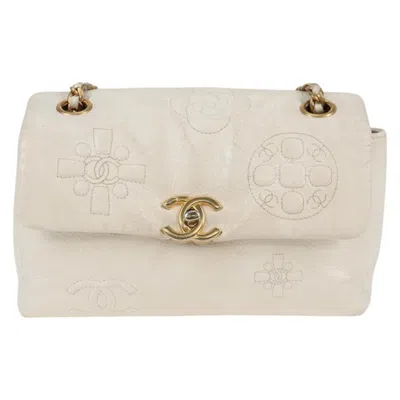 Pre-owned Chanel Single Flap Patent Leather Shoulder Bag () In White