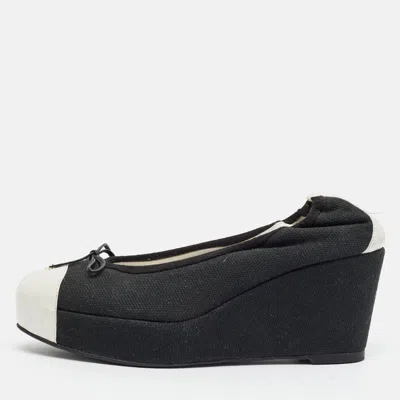 Pre-owned Chanel Size 38 Black/white Canvas Scrunch Wedge Pumps
