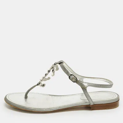 Pre-owned Chanel Size 38 Silver Leather Crystal Embellished Cc Thong Flat Sandals