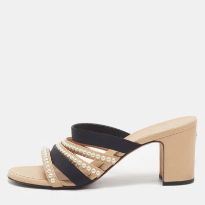 Pre-owned Chanel Size 38.5 Beige/black Canvas And Leather Earls Embellished Slide Sandals