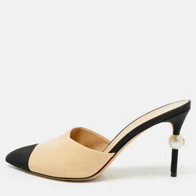 Pre-owned Chanel Size 38.5 Beige/black Canvas And Leather Faux Pearl Heel Mules