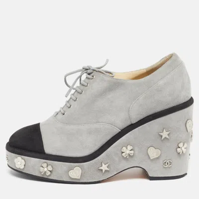 Pre-owned Chanel Size 38.5 Black/grey Suede Pearl Embellished Wedge Pumps In Gray