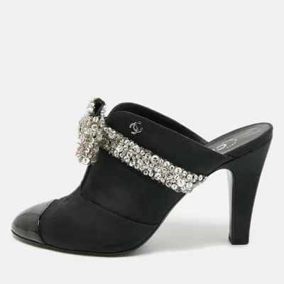 Pre-owned Chanel Size 39 Black Canvas And Patent Leather Bow Mules