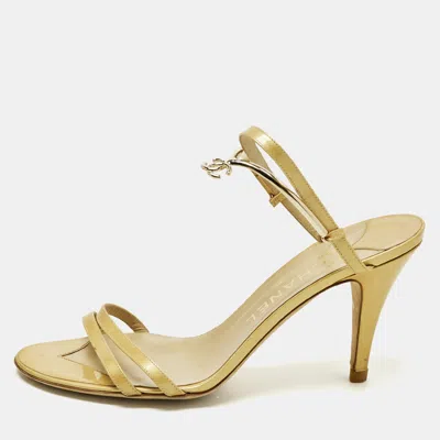 Pre-owned Chanel Size 39.5 Beige Metal And Patent Leather Slide Sandals