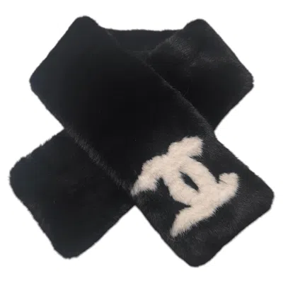 Pre-owned Chanel Sport Black And White Faux Fur Cc Scarf