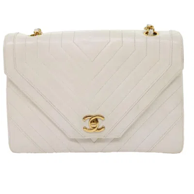 Pre-owned Chanel Timeless/classique Leather Shoulder Bag () In White