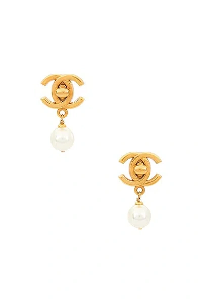 Pre-owned Chanel Turnlock Pearl Clip-on Earrings In Gold