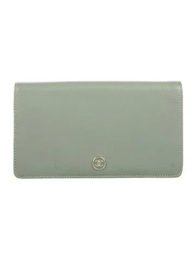 Pre-owned Chanel Vintage 2005 Bifold Wallet In Green