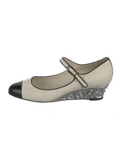 Pre-owned Chanel Vintage 2009 Pumps In Neutral