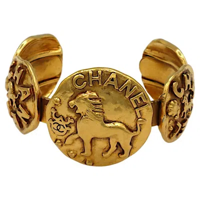 Pre-owned Chanel Vintage Gold Tone Lion Medallion Bangle Bracelet In Multi