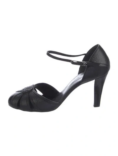 Pre-owned Chanel Vintage Interlocking Cc Logo D'orsay Pumps In Black