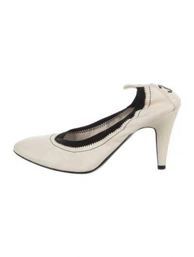 Pre-owned Chanel Vintage Interlocking Cc Logo Pumps In Neutral