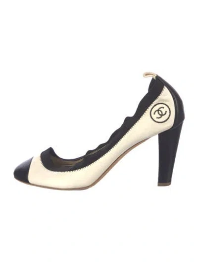 Pre-owned Chanel Vintage Interlocking Cc Logo Pumps In White