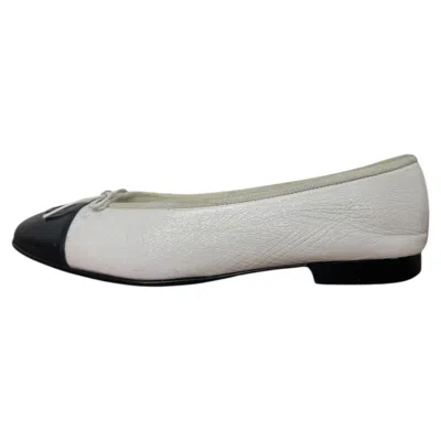 Pre-owned Chanel White & Black Crumpled Shiny Lambskin Cap Toe Cc Ballerina Flat Sz 39