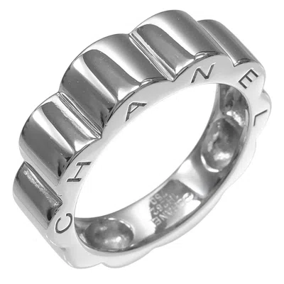 Pre-owned Chanel White Gold (18k) Band Ring ()