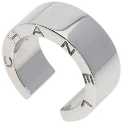 Pre-owned Chanel White Gold (18k) Band Ring ()