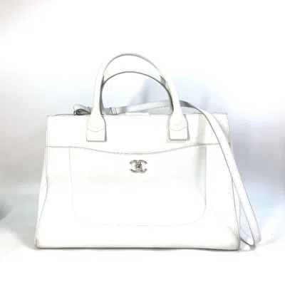 Pre-owned Chanel White Grained Calfskin Handbag Shoulder Bag ()
