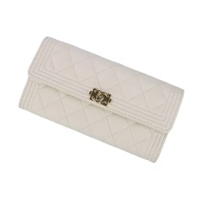 Pre-owned Chanel White Grained Calfskin Long Wallet (bi-fold) ()