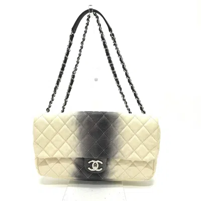 Pre-owned Chanel White Grained Calfskin Shoulder Bag ()