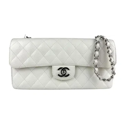Pre-owned Chanel White Grained Calfskin Shoulder Bag ()