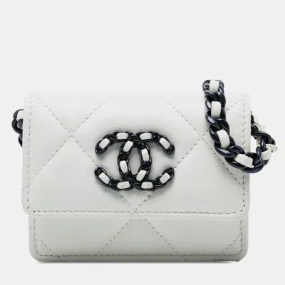 Pre-owned Chanel White Lambskin 19 Flap Coin Purse With Chain