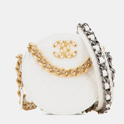 Pre-owned Chanel White Lambskin 19 Round Clutch With Chain