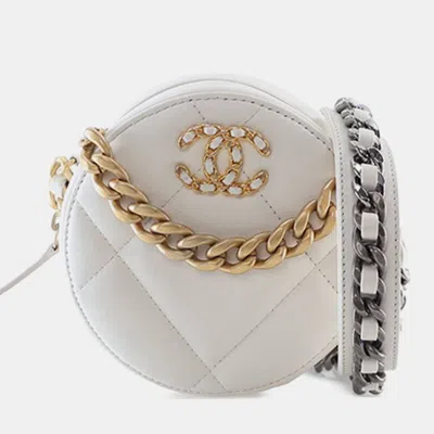 Pre-owned Chanel White Lambskin 19 Round Clutch With Chain